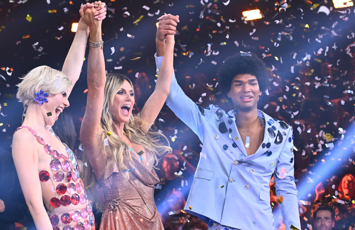 Lea und Jermaine jubeln mit Heidi Klum in der Mitte