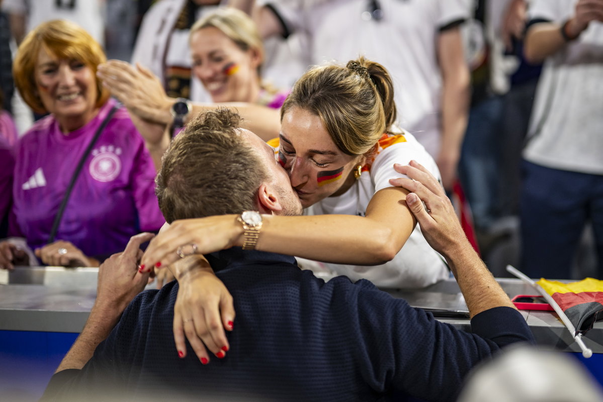 EM 2024: Lena Wurzenberger küsst DFB-Coach Julian Nagelsmann beim Eröffnungsspiel Deutschland-Schottland