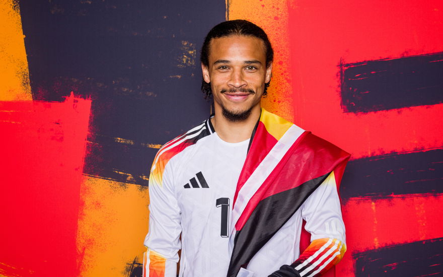 Leroy Sané mit Deutschland-Trikot und -Flagge