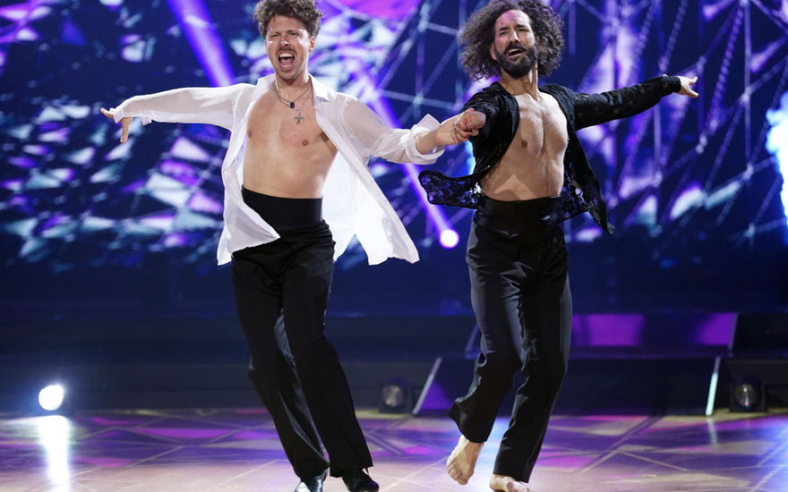 Valentin Lusin und Massimo Sinató tanzen bei der großen "Let's Dance"-Profi-Challenge 2024 zusammen