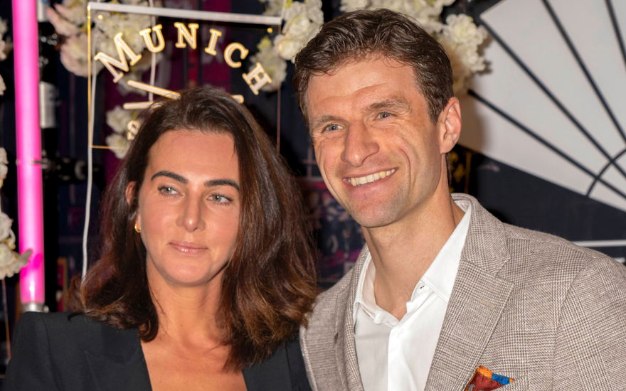Lisa und Thomas Müller posieren zusammen