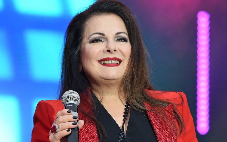 Marianne Rosenberg mit roten Blazer
