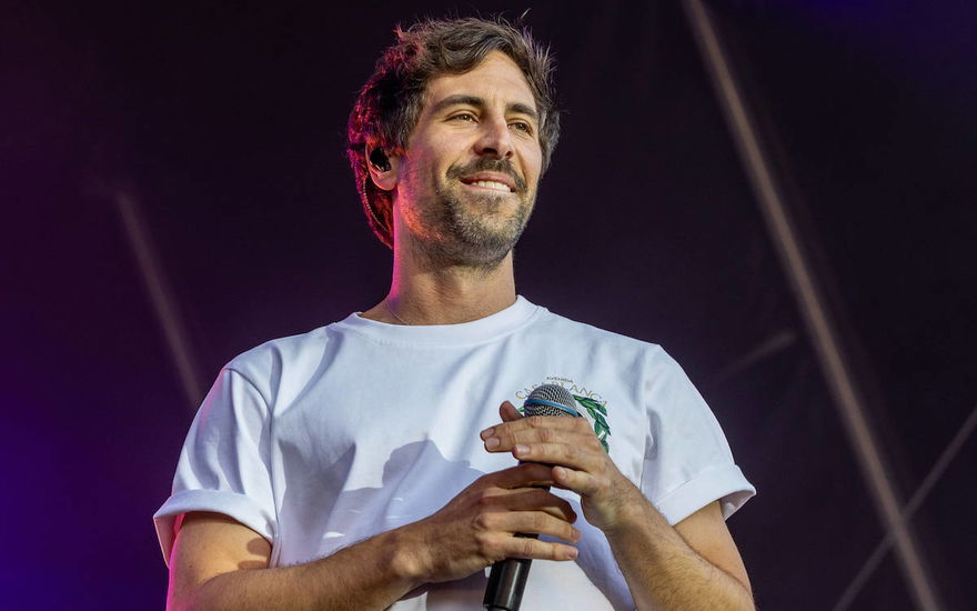 Max Giesinger lächelt zur Seite