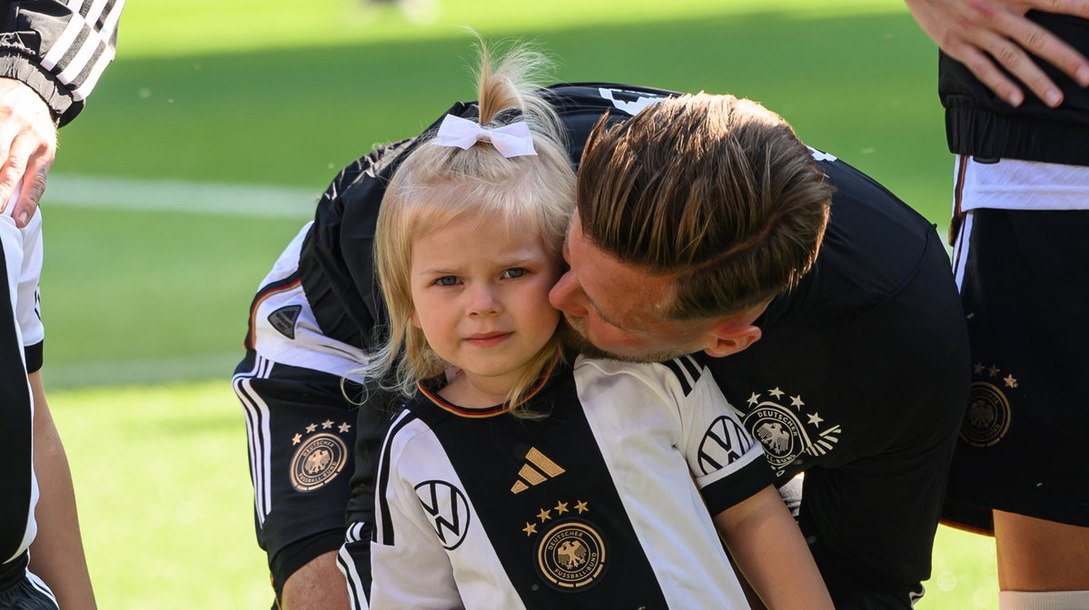 Niclas Füllkrug mit seiner Tochter Emilia