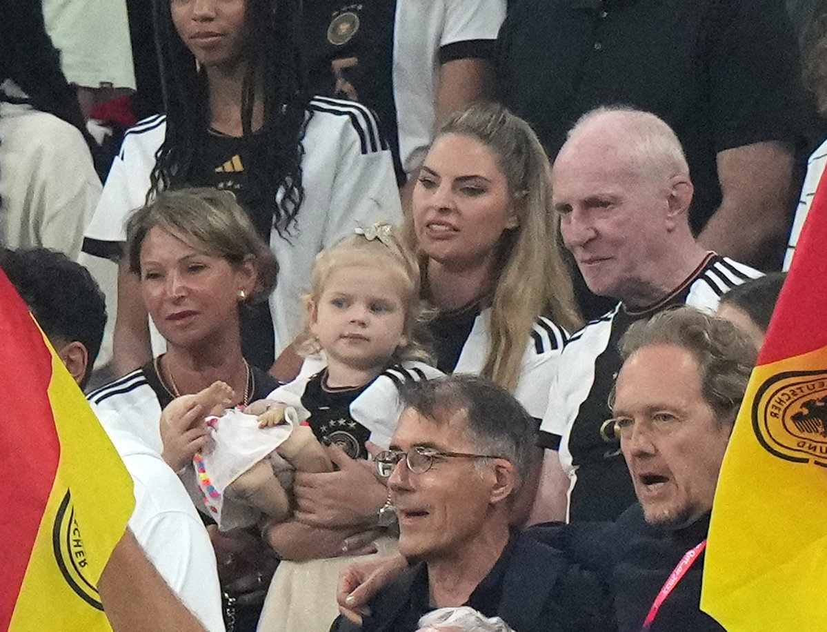 Niclas Füllkrugs Ehefrau Lisa und Tochter Emilia bei Deutschland-Spiel (WM 2022)