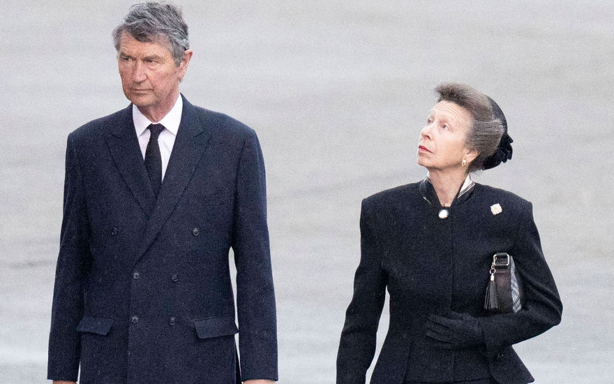 Sir Timothy Laurence und Prinzessin Anne gehen nebeneinander her