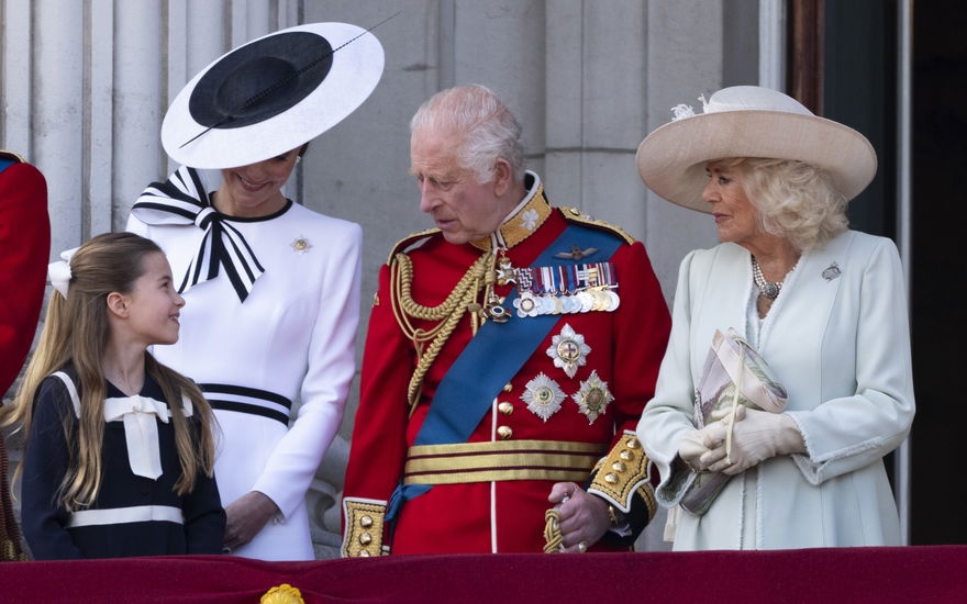 Prinzessin Charlotte, Prinzessin Kate, König Charles und Königin Camilla auf dem Palastbalkon für "Trooping the Colour", 2024
