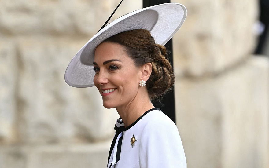 Kate im weißen Outfit