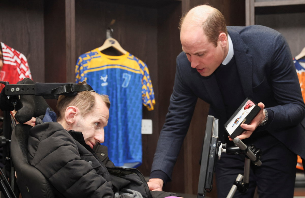 Rob Burrow und Prinz William, im Hintergrund Trikots