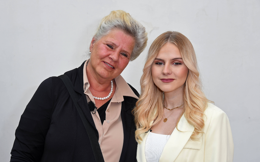 Silvia und Estefania Wollny stehen vor einer weißen Wand