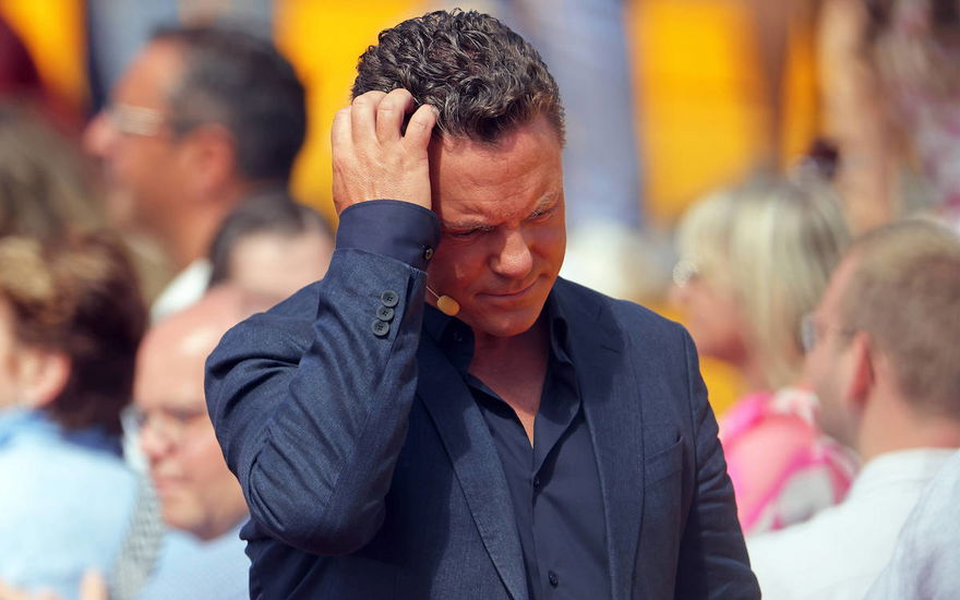 Stefan Mross fasst sich in die Haare