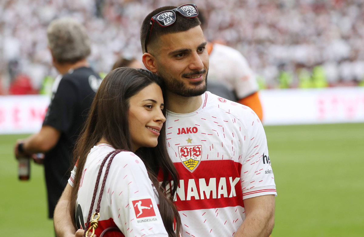 Deniz Undav mit Tanja auf dem Spielfeld