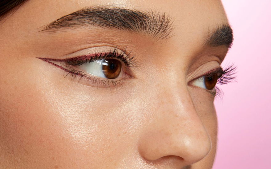 Frau mit Burgundy Eyeliner