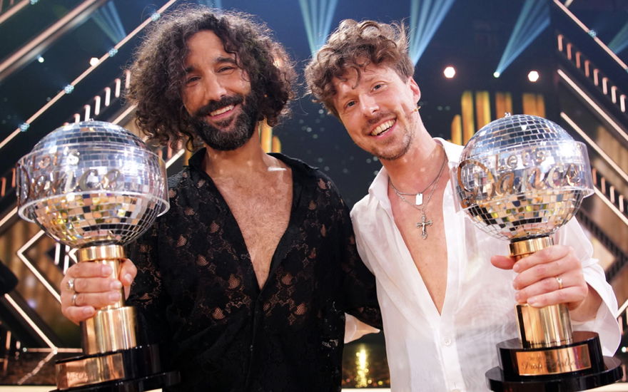 Massimo Sinató und Valentin Lusin strahlen mit ihrem "Let's Dance"-Pokal um die Wette.