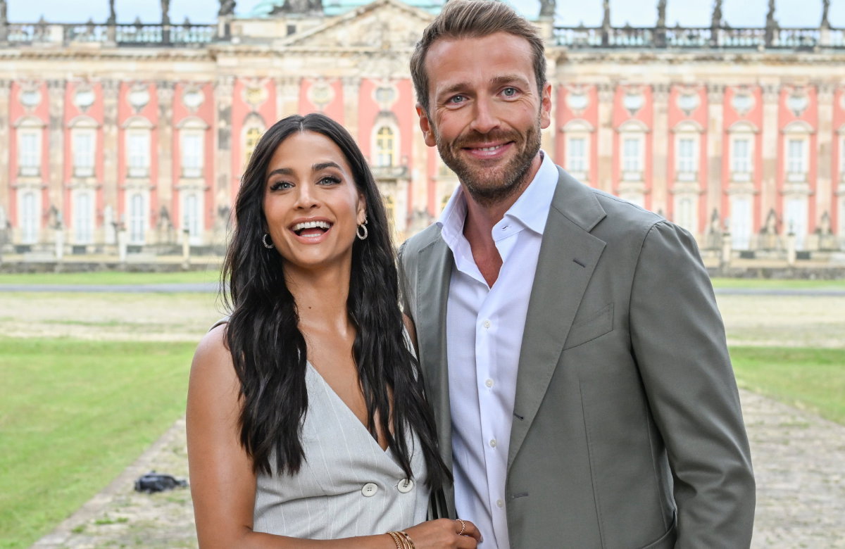 Amira Pocher und Christian Düren lächeln Arm in Arm