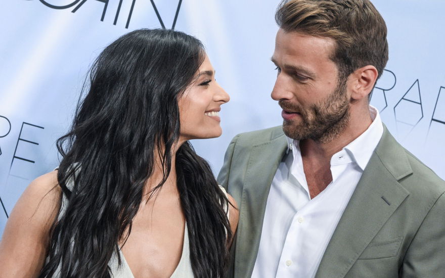 Amira Pocher und Christian Düren schauen sich verliebt an