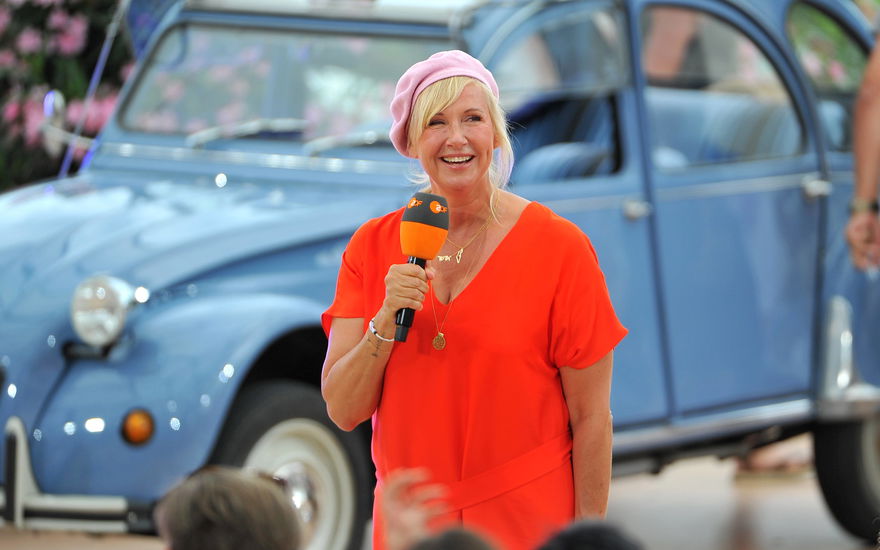 Andrea Kiewel im "ZDF-Fernsehgarten" mit Israelkette