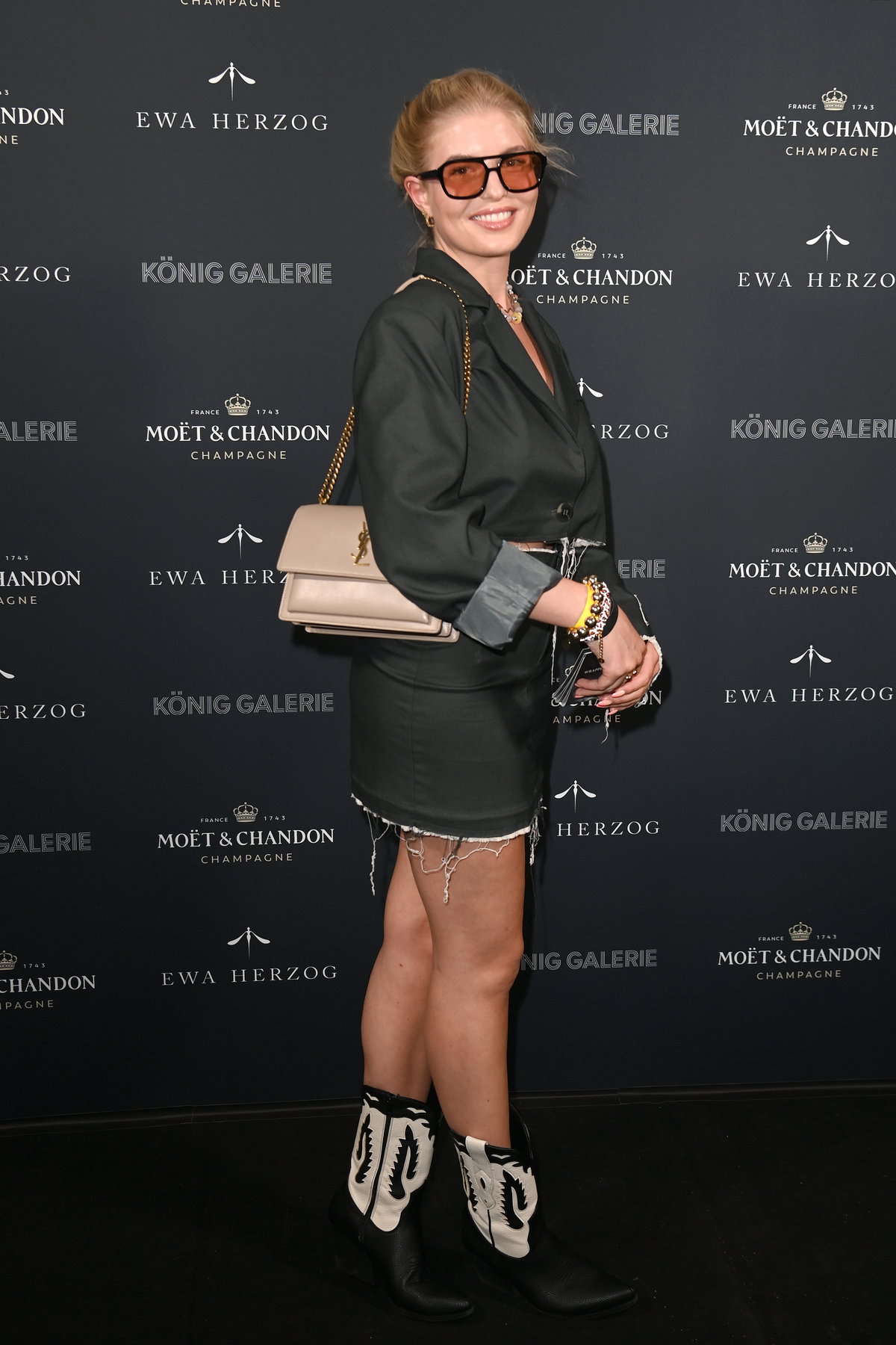 Antonia Hemmer mit Sonnenbrille