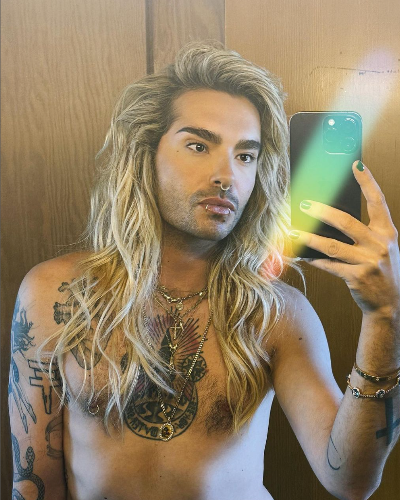 Bill Kaulitz oberkörperfrei vor dem Spiegel