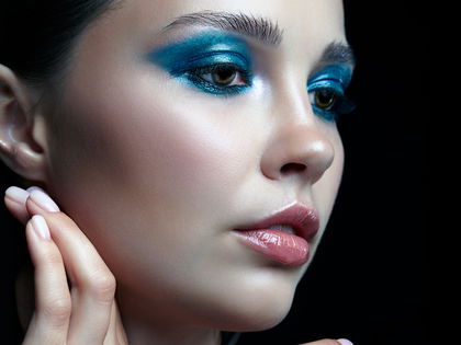 Beauty-Trend 2024: Blaues Make-up ist im Sommer angesagt