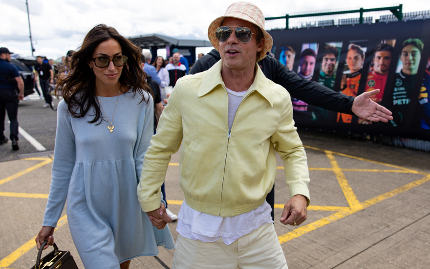 Ines De Ramon und Brad Pitt halten Händchen