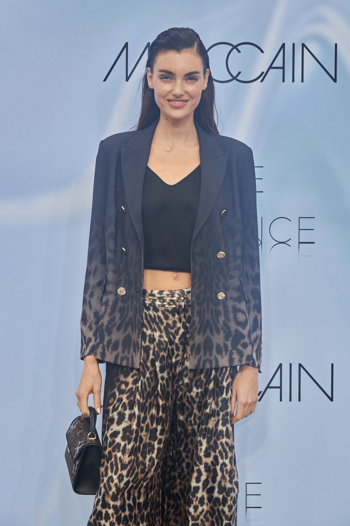 Céline Bethmann posiert vor einer Wand