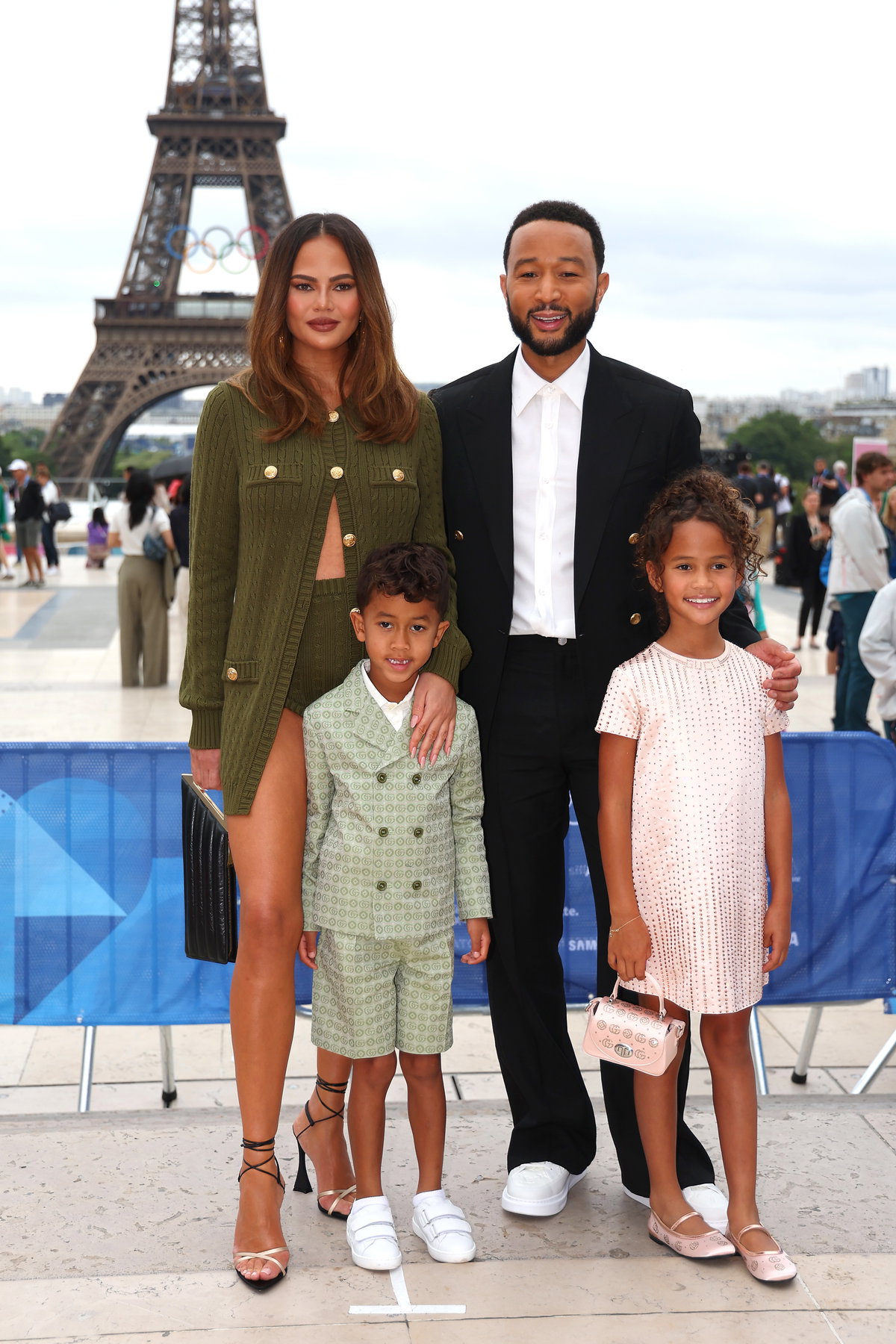 Chrissy Teigen, John Legend und ihre Kinder Luna und Miles in Paris vor dem Eiffelturm
