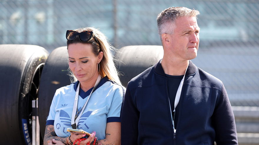 Cora Schumacher und Ralf Schumacher stehen nebeneinander und gucken traurig