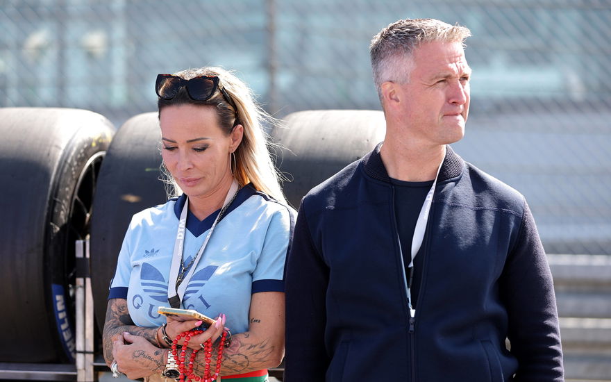 Cora Schumacher und Ralf Schumacher stehen nebeneinander und gucken traurig