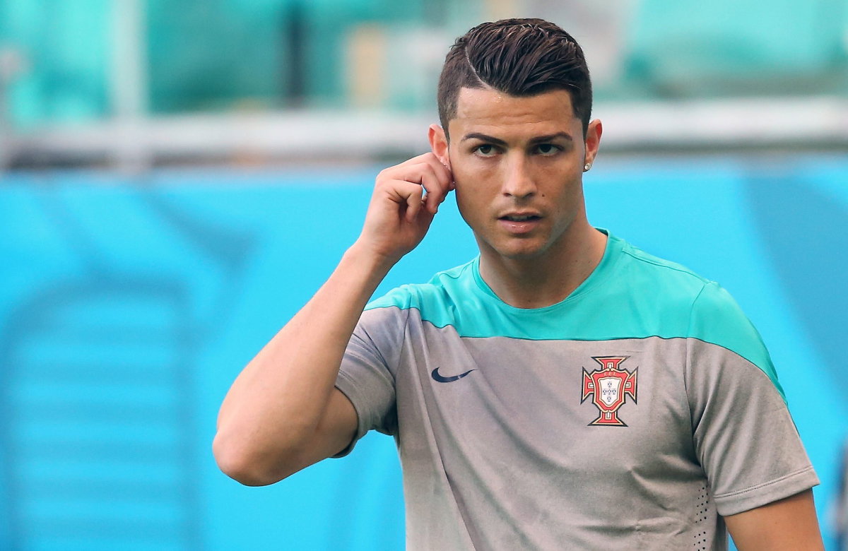 Cristiano Ronaldo fässt sich ans Ohr, 2014