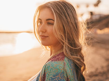 TikTok-Trend 2024: Mit dem "Island Girl Make-up" zauberst du dir Sommerbräune ins Gesicht