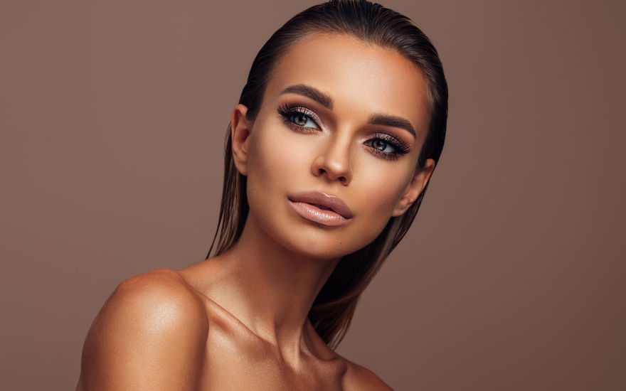 Frau strahlender Teint mit Bronzer