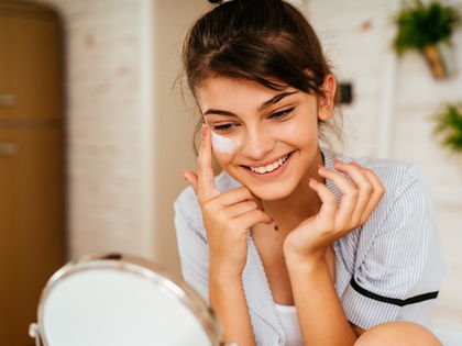 Anti-Aging: Dieser Drogerie-Bestseller polstert Falten von innen auf