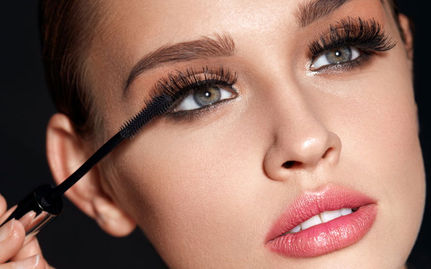 Frau Falsche-Wimpern-Look