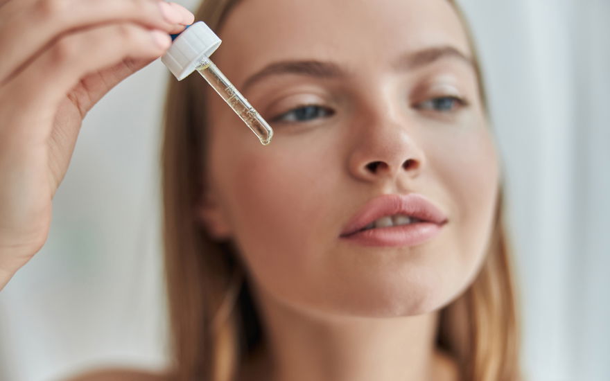 Frau Serum mit Pflege