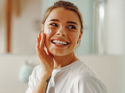 Anti-Aging: Dieser Retinol-Besteller aus der Drogerie reduziert Falten in 1 Nacht
