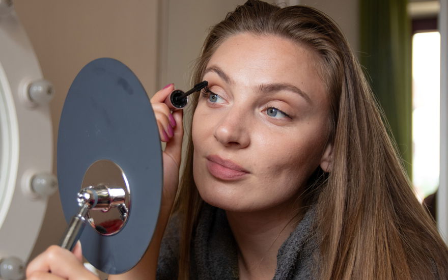 Frau Wimperntusche