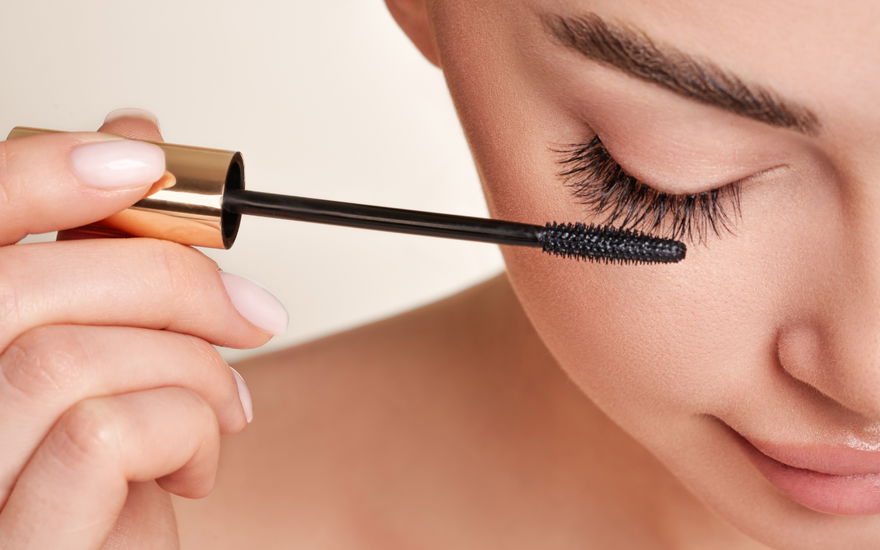 Frau lange Wimpern