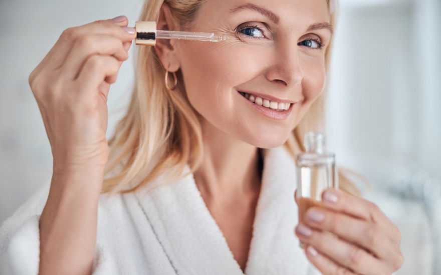 Frau mit Anti-Aging-Serum