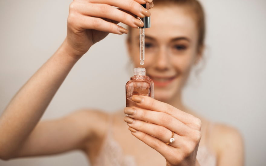 Frau mit Serum in der hand