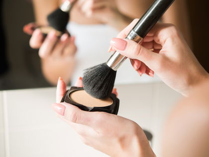 Make-up: Mit diesem transparenten Puder hinterlässt du einen Weichzeichner-Effekt