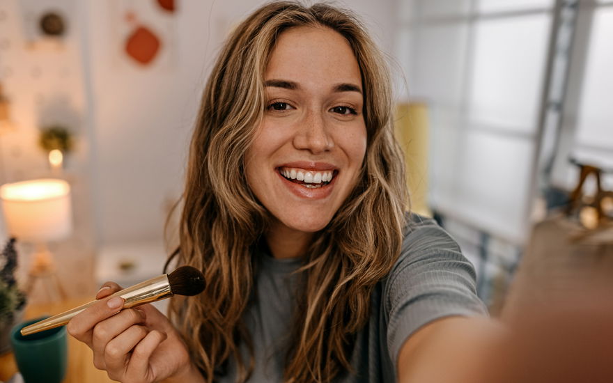 frau trägt Make-up auf