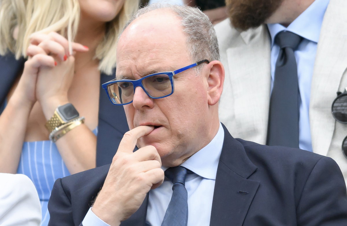 Fürst Albert mit Finger im Mund