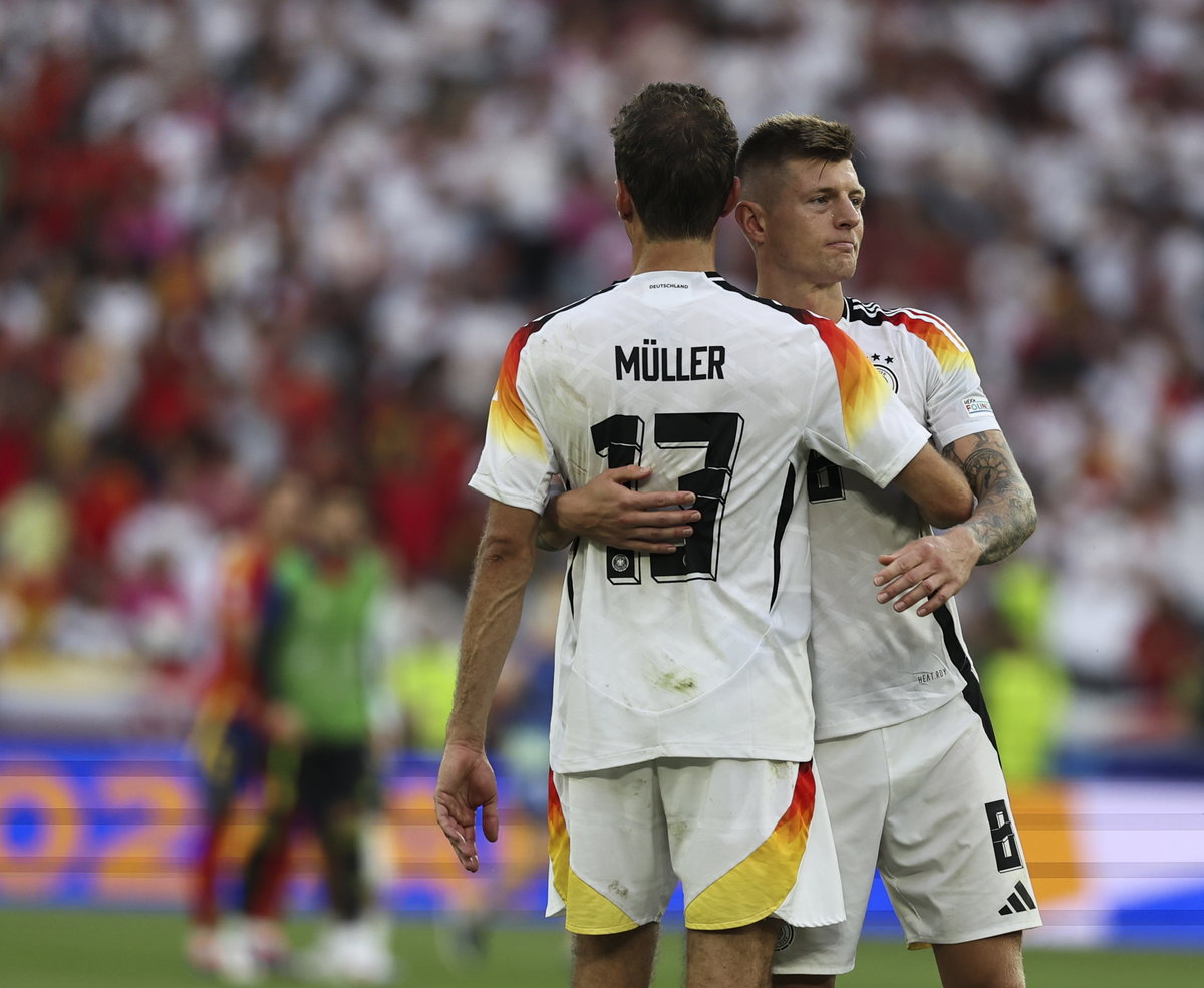 Thomas Müller und Toni Kroos umarmen sich nach EM-Aus