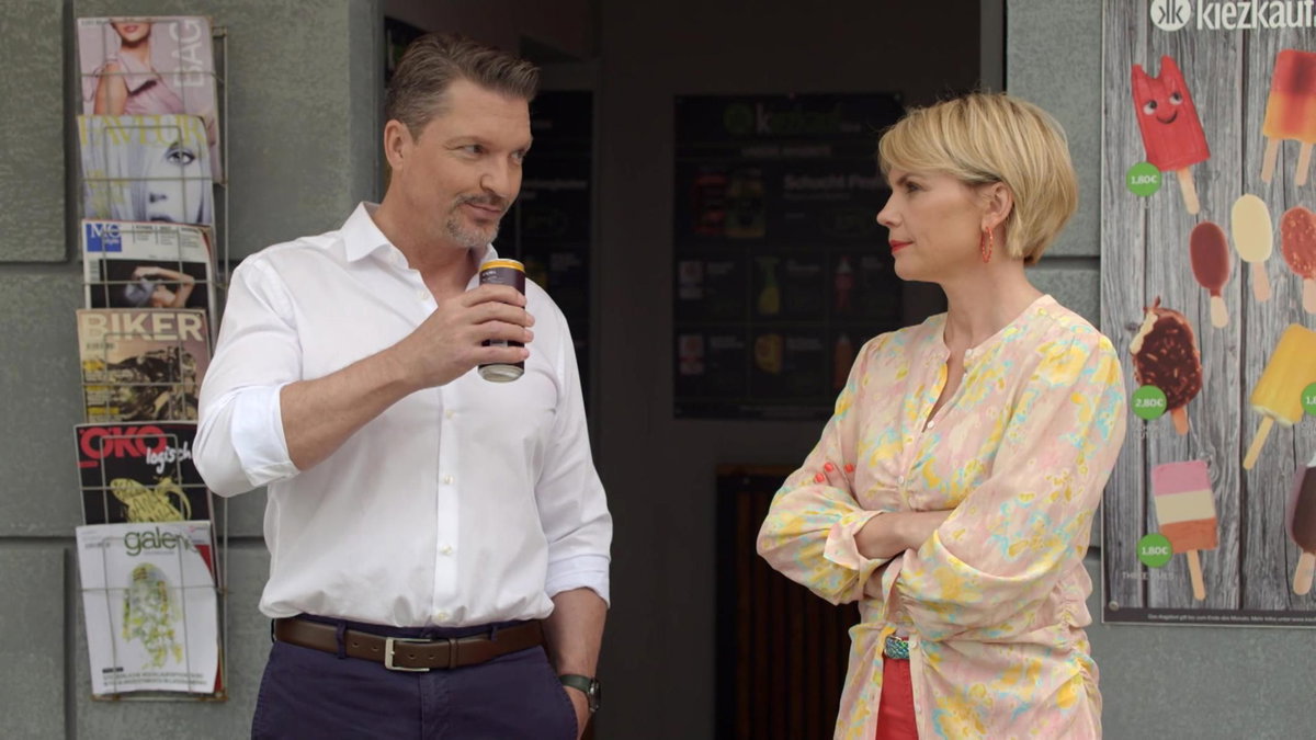 Lars und Yvonne schauen sich bei GZSZ an