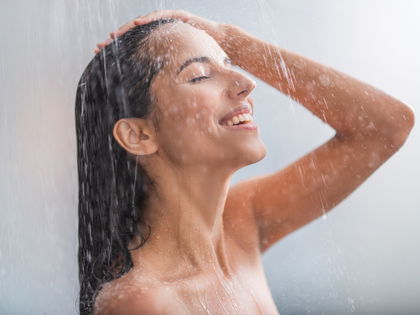 Gegen Pickel am Rücken: Deshalb solltest du deine Haare immer über Kopf waschen