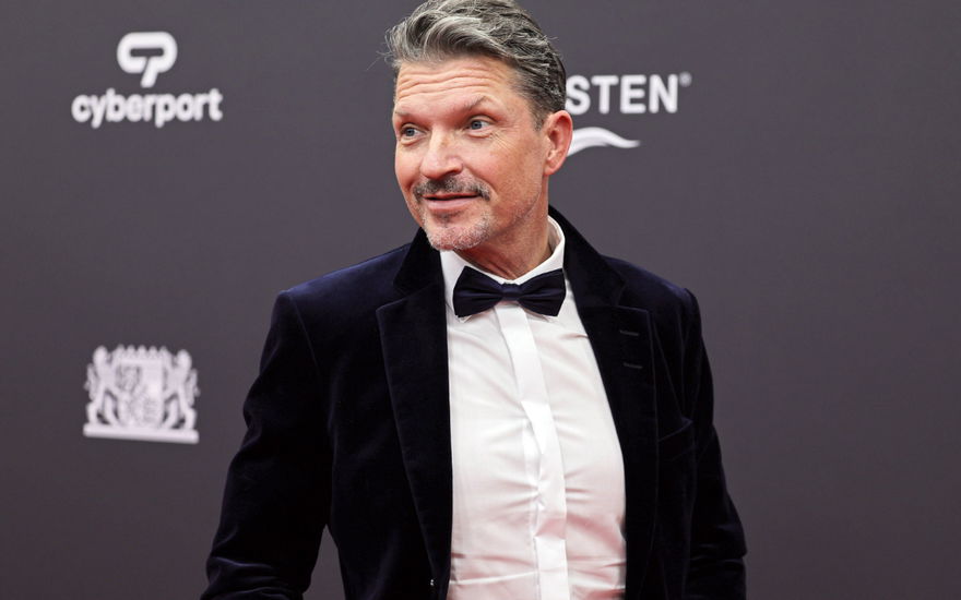 Hardy Krüger jr. guckt lächelnd zur Seite