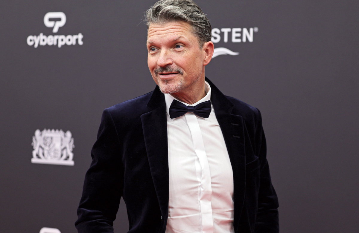 Hardy Krüger jr. guckt lächelnd zur Seite