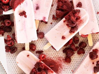 "Milch macht's": Himbeer-Vanille-Joghurt-Popsicle