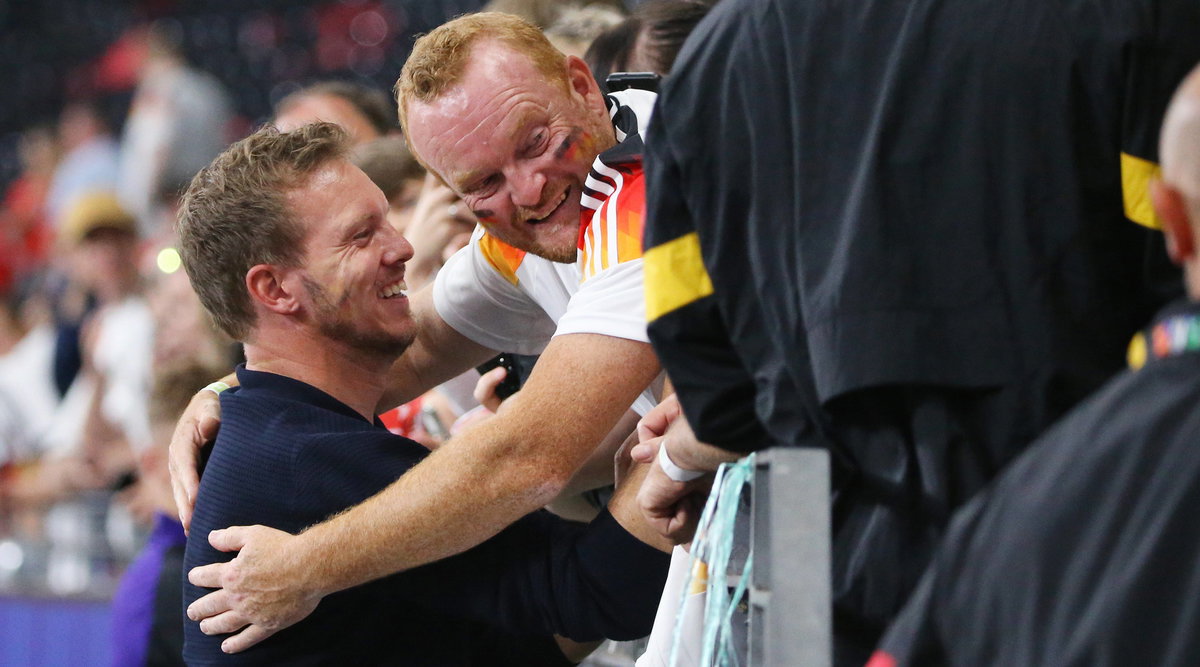 EM 2024: Julian Nagelsmann umarmt beim Spiel gegen die Schweiz Bruder André